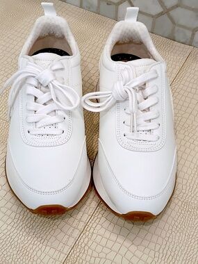 NWOB (New) LOCI Athelic Shoe White Size 39 EU